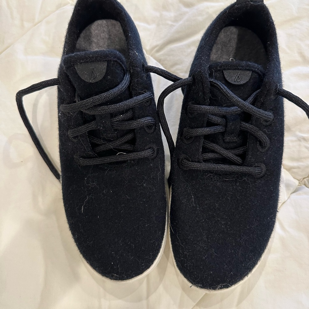 All birds tennis shoes never worn. Sz 7